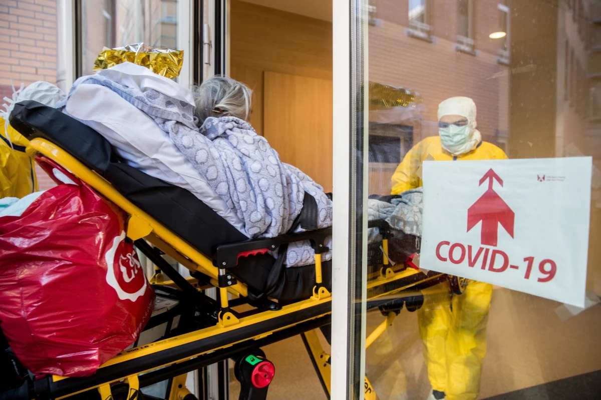 Gwiazda Barcelony Lionel Messi i menedżer Manchesteru City Pep Guardiola, podobnie jak wcześniej Robert Lewandowski (Bayern Monachium), przekazali po 1 milion euro na walkę z rozprzestrzenianiem się koronawirusa – podały zagraniczne media.