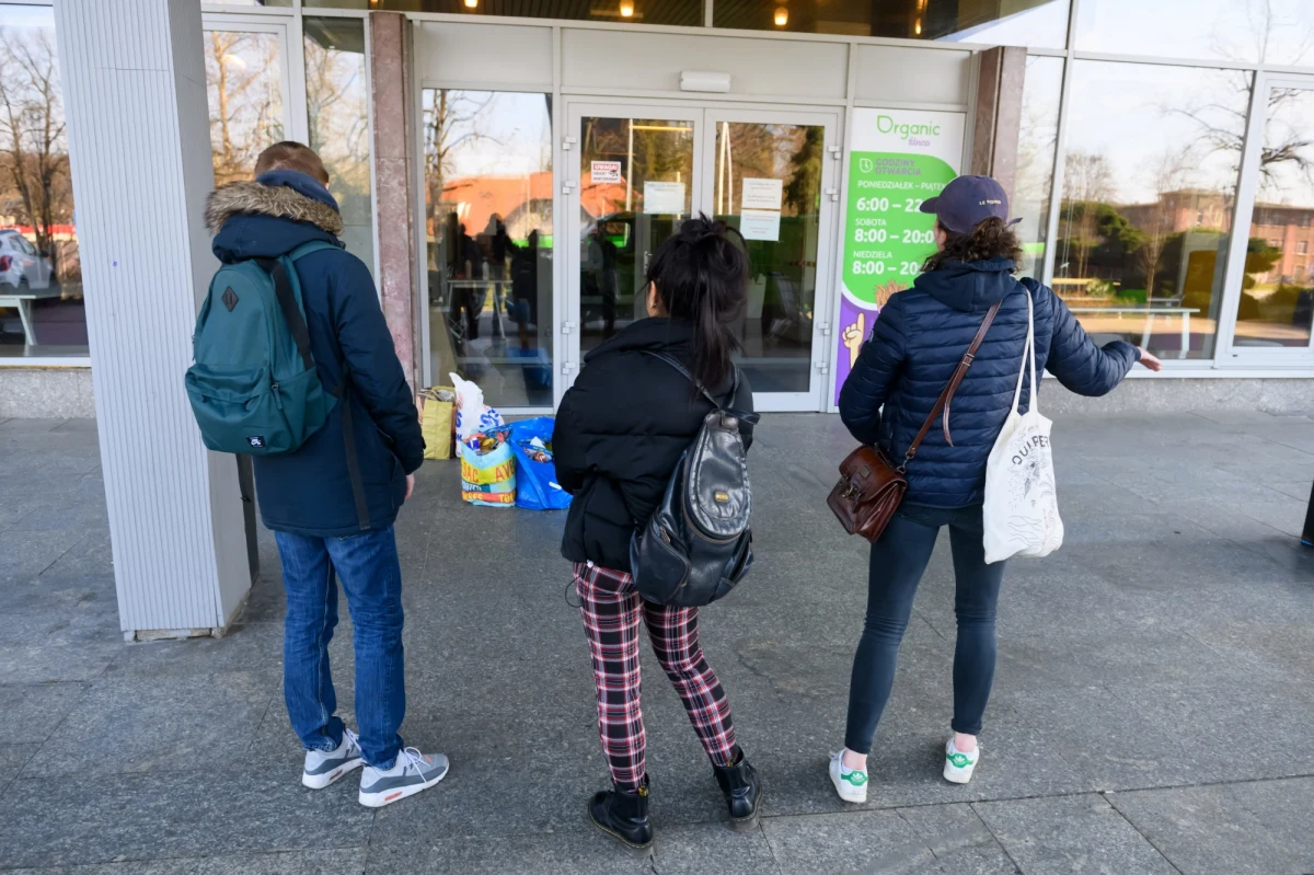 "Wprowadzamy ograniczenia, bo chcemy by liczba zachorowań spłaszczyła się jak najszybciej; wierzymy w odpowiedzialność obywateli; nie chodzi o to, żeby nakładać sankcje, tylko by niwelować zagrożenie epidemiczne" - powiedział w TVN24 rzecznik rządu Piotr Müller.
