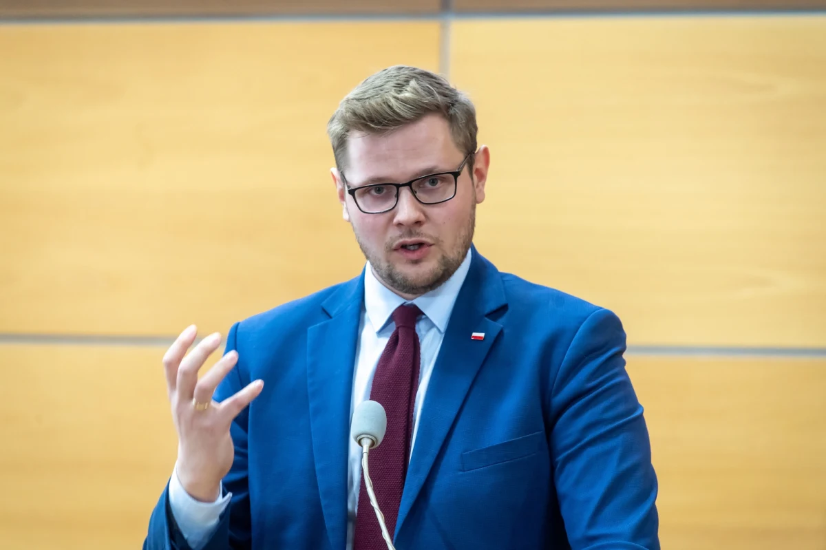 "Dostęp do testów na koronawirusa jest taki sam dla wszystkich" – zapewnił minister środowiska Michał Woś, u którego zdiagnozowano zakażenie SARS-CoV-2. Podkreślił, że poszedł do szpitala "z ulicy", nie korzystał z pośrednictwa ministra zdrowia.