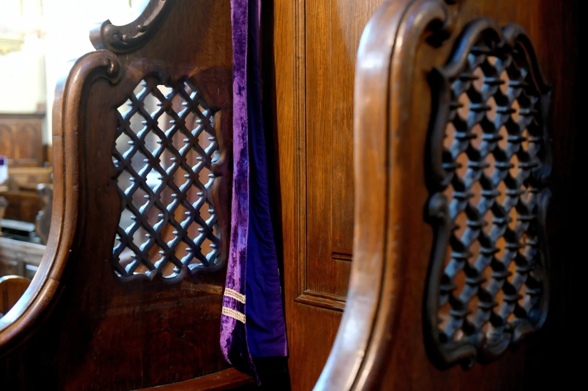 Co ze spowiedzią i komunią podczas zbliżających się świąt Wielkanocnych? "Problem spowiedzi w czasach pandemii koronawirusa jako jeden z pierwszych stara się rozwiązać episkopat Węgier, powołując się na przepisy zatwierdzone przez papieża Jana Pawła II. Czy episkopat Polski wprowadzi podobne zarządzenia? Moim zdaniem, powinien" - pisze na swoim blogu na Rmf24.pl ksiądz Tadeusz Isakowicz-Zaleski. Na razie jednak wciąż nie ma takiej decyzji. 