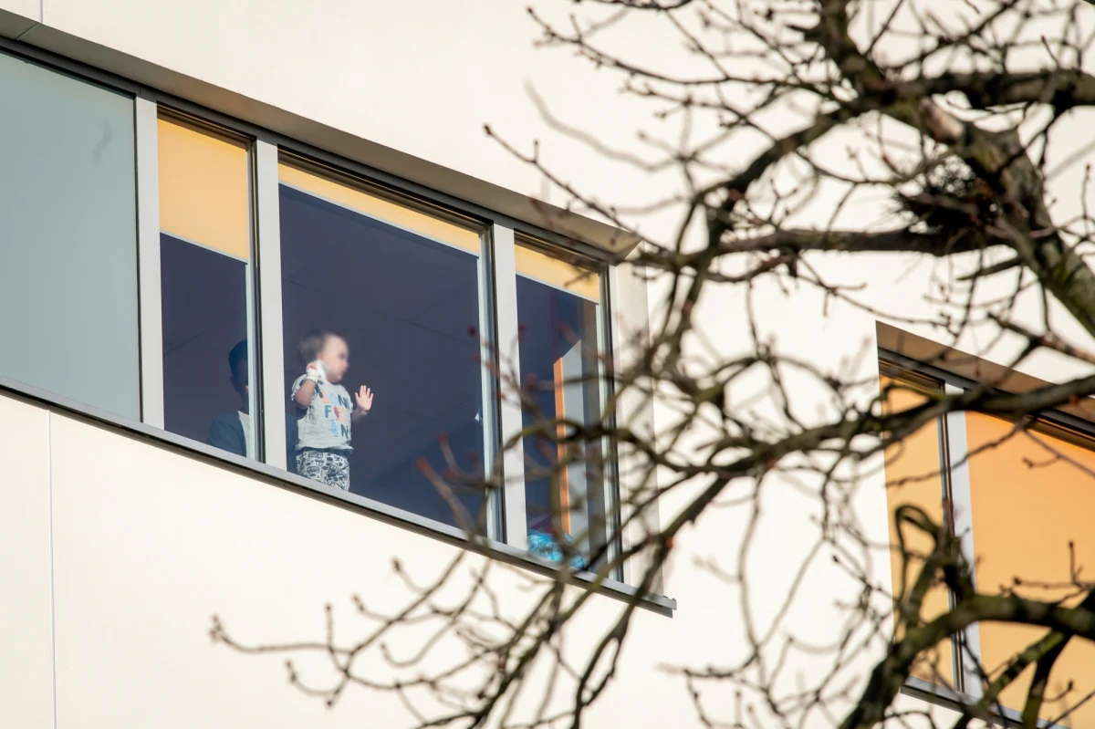 Rzecznik praw dziecka Mikołaj Pawlak interweniował w sprawie wprowadzonego w Wojewódzkim Szpitalu Dziecięcym w Bydgoszczy zakazu przebywania rodziców z chorymi dziećmi. "Mam świadomość, że ta epidemia to trudny czas, ale musimy otoczyć dzieci szczególną opieką" - powiedział.