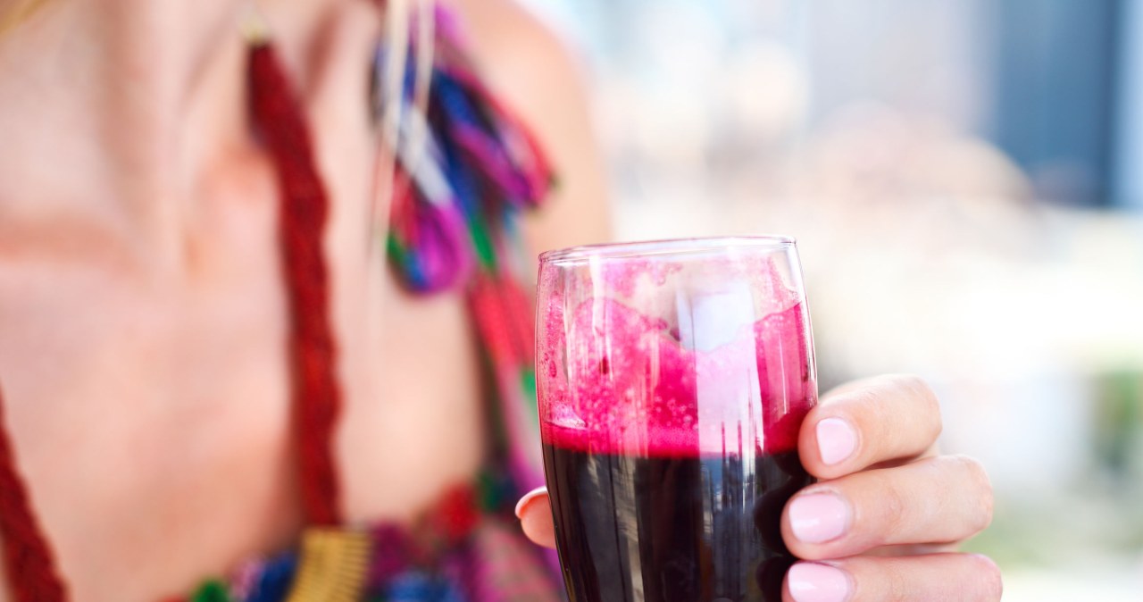 Pomaga przy anemii, wspomaga mózg i jelita. Dlaczego warto pić domowy zakwas z buraka?