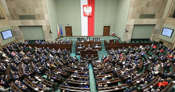 Prezydium Sejmu podjęło decyzję o zwołaniu posiedzenia izby na jutro i przyjęciu zmian w regulaminie, które wprowadzą do niego głosowanie zdalne posłów - dowiedział się dziennikarz RMF FM Patryk Michalski. 