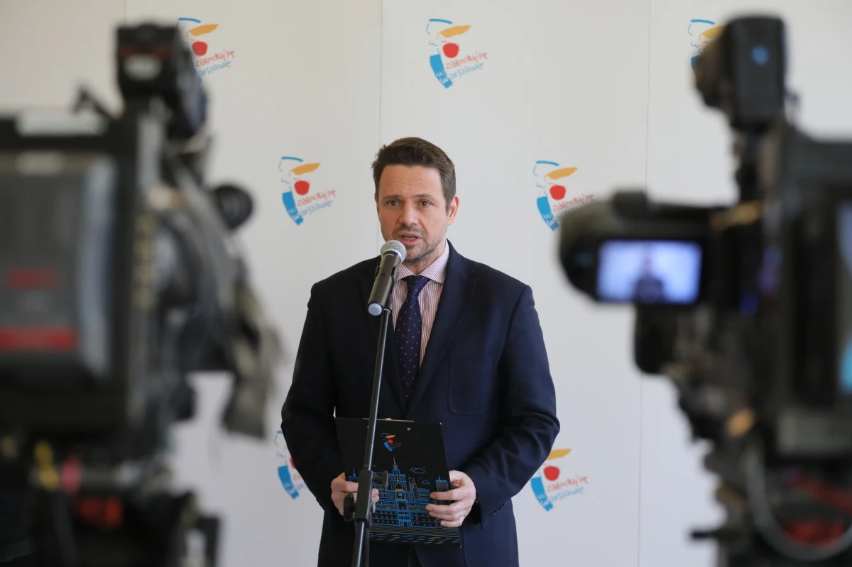 Prezydent Warszawy Rafał Trzaskowski otrzymał z Kancelarii Sejmu login i hasło do specjalnej aplikacji umożliwiającej zdalny udział w obradach Sejmu, mimo że nie jest posłem. W ławach sejmowych zasiadał w poprzedniej kadencji do czasu zwycięstwa w wyborach samorządowych. Stąd pytanie o bezpieczeństwo piątkowego posiedzenia parlamentu ze zdalnym udziałem części posłów. 