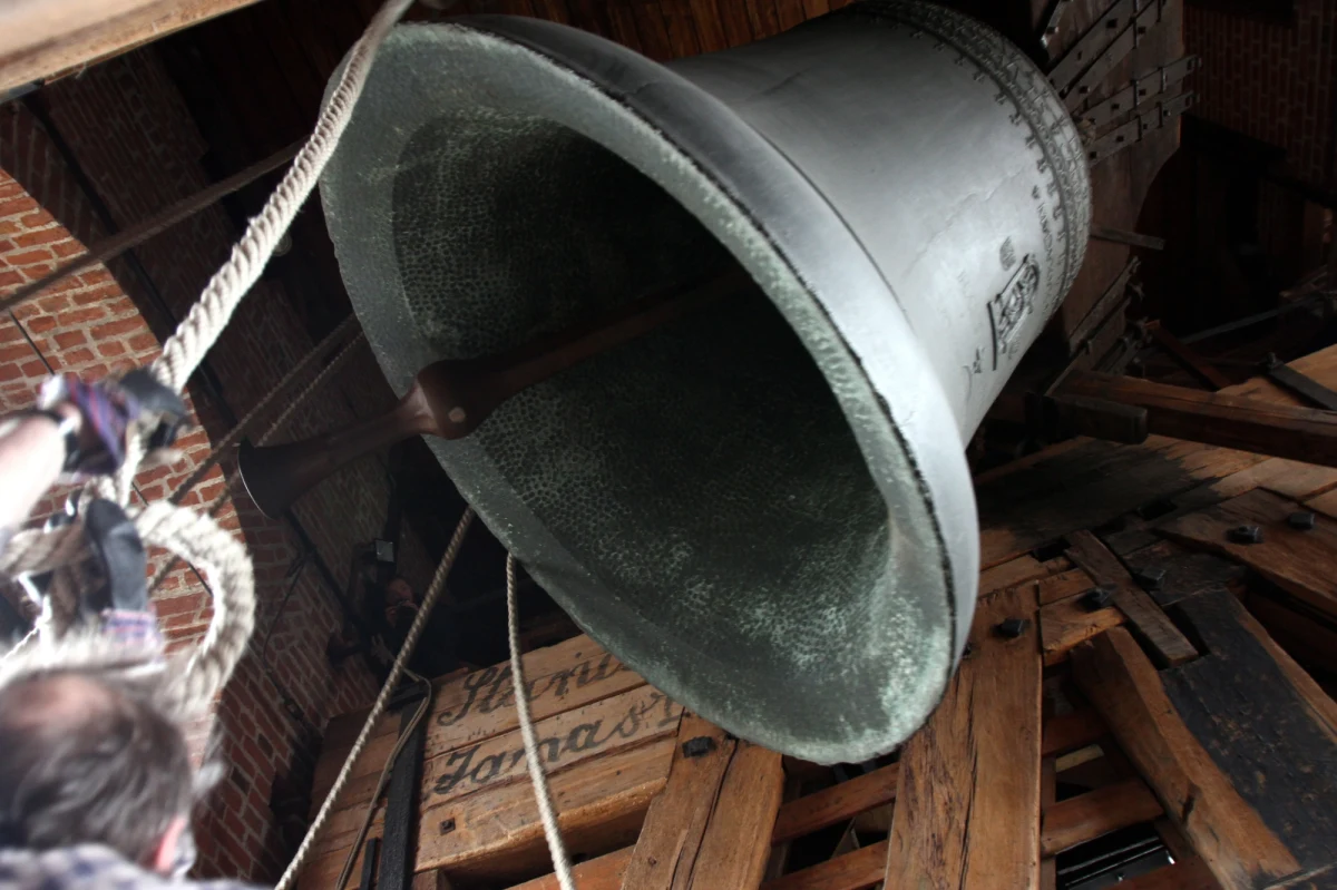 Na wezwanie papieża Franciszka chrześcijanie wszystkich wyznań z całego świata modlili się w środę w południe o ustanie pandemii koronawirusa. W kościołach w całej Polsce zabrzmiały dzwony. Na Wawelu był to dzwon Zygmunt. "Dzwony które biją zawsze zwiastowały, albo ważne wydarzenie, albo wzywały do modlitwy" - przypomina w rozmowie z RMF FM, franciszkanin, ojciec Jan Maria Szewek. 