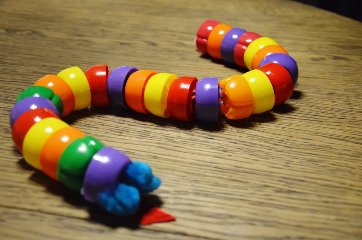 Wtorek proponujemy wam spędzić w towarzystwie dziwnych stworzeń i praw fizyki. Pomponiątka, zakręcone węże i naukowe eksperymenty czekają. #zostanwdomu #bawsiezdzieckiem.