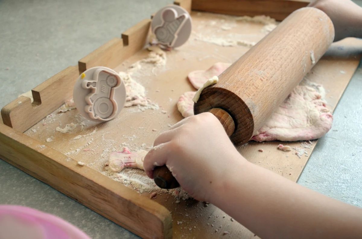 Zamknięcie w domu nie jest łatwe także dla dzieci. Czasem oderwanie ich od telefonu i tableta nie jest proste. Spróbujcie wykorzystać  ten czas na wspólne zabawy. Codziennie dostarczamy wam nowych propozycji. Zaglądajcie na naszą stronę. #zostanwdomu #bawsiezdzieckiem