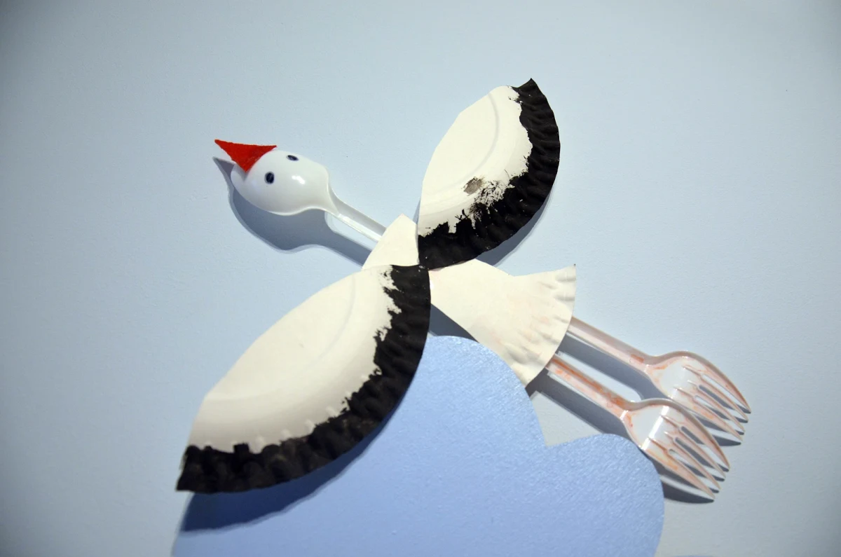 W ramach naszego cyklu "Zostań w domu. Baw się z dzieckiem" mamy dziś dla Was propozycje plastyczne. Dziecięcej kreatywności nie trzeba reklamować, ale warto ją rozbudzać. Plastyka to nie tylko kredki i kolorowanki. Oto kilka technik, które na długi czas zajmą niejednego malucha. 