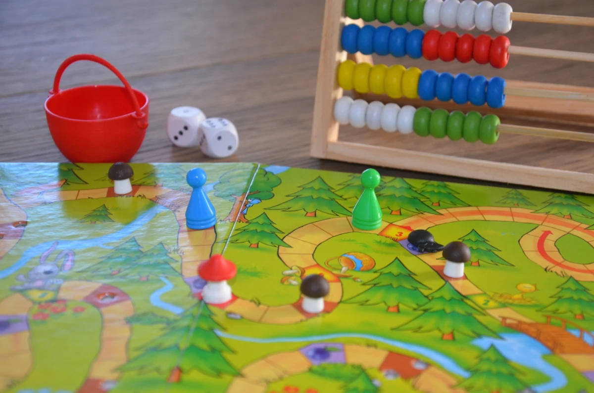 Żłobki, przedszkola i szkoły są zamknięte. Wielu rodziców stanęło przed dylematem, jak zorganizować sobie czas z dzieckiem. Na naszej stronie codziennie będziemy publikować zestaw zabawowych inspiracji. Dziś część pierwsza - nowe oblicza starych gier.