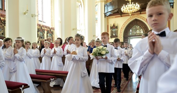 "Do czasu ustania epidemii należy odwołać wszystkie I komunie święte, potem o ich terminie niech indywidualnie decydują rodzice" - poinformował metropolita poznański abp Stanisław Gądecki. Duchowny nakazał odwołać wszystkie spotkania z dziećmi komunijnymi i z ich rodzicami.