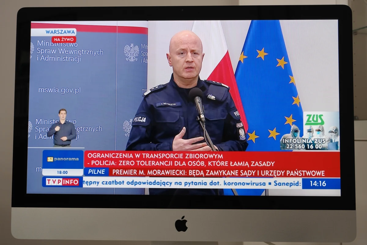 "Nasze działania będą naprawdę restrykcyjne w stosunku do kierowców, których autobusy lub tramwaje będą przepełnione" - ostrzega komendant główny policji gen. insp. Jarosław Szymczyk. "Rozporządzenie wydane przez Ministra Zdrowia nie reguluje dopuszczalnej maksymalnej liczby osób podróżujących samochodami prywatnymi, ale policja będzie to monitorowała" - dodał minister spraw wewnętrznych i administracji Mariusz Kamiński.