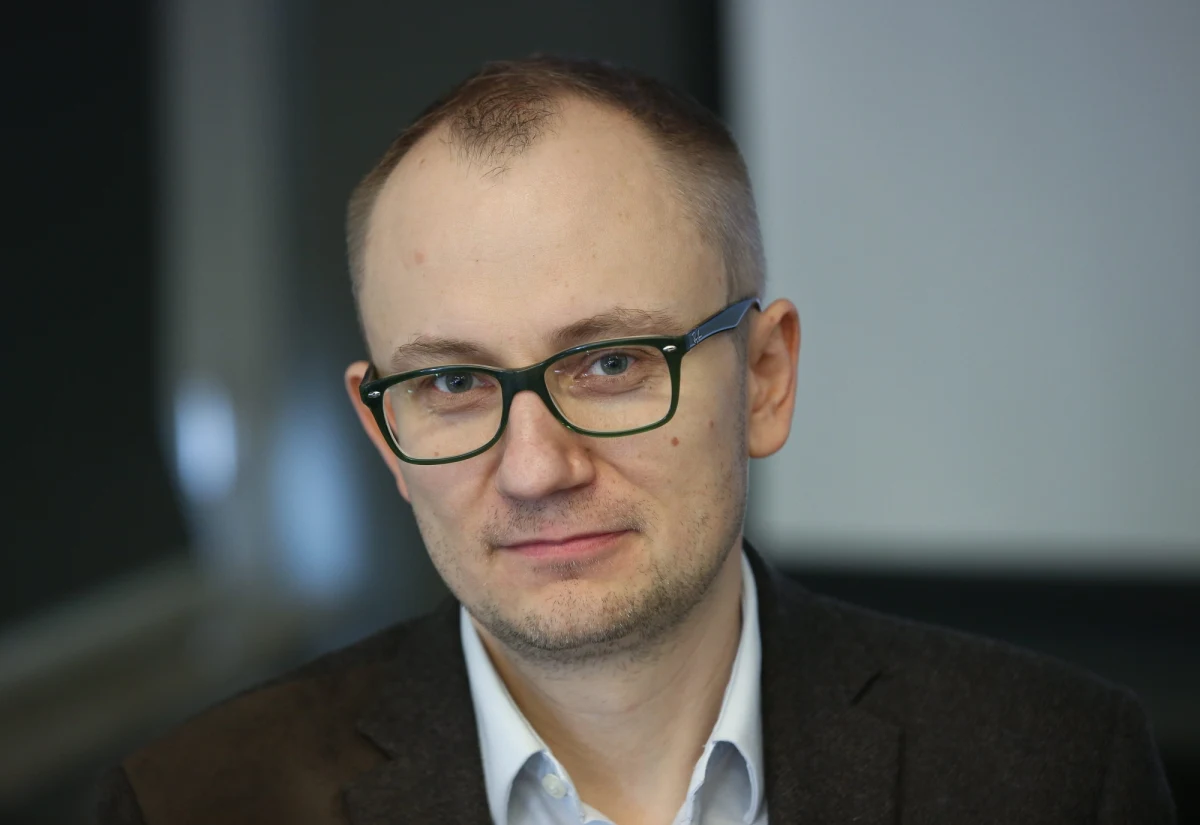 "Politycy opozycji wykorzystają każdą okazję, żeby wytknąć nieprawidłowości. Proponuję komentować po faktach i po tym, jak zobaczymy jakie efekty przeniosą działania" – mówił w Popołudniowe rozmowie w RMF FM Błażej Poboży, wiceminister MSWiA. Odniósł się w ten sposób do krytyki opozycji, która wyraża wątpliwości co do zabezpieczenia głosowania zdalnego posłów podczas piątkowego posiedzenia Sejmu. 