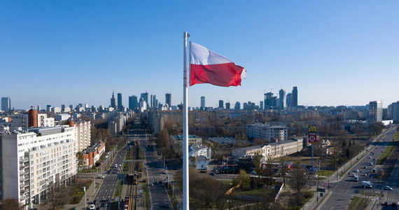 Tylko połowa Polaków przestrzega zaleceń rządu i lekarzy związanych z walką z koronawirusem - wynika z badania "COVID-19 Fever" przeprowadzonego przez firmy NEUROHM i BradConsulting we współpracy z Onetem. Sondaż pokazuje też, że Polacy podchodzą do pandemii ze spokojem i nie panikują. 