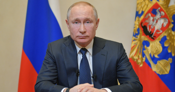 Prezydent Rosji Władimir Putin obwieścił w środę, że głosowanie w sprawie poprawek do konstytucji, planowane na 22 kwietnia, zostaje odłożone na późniejszy termin. Ogłosił także w kraju tydzień wolny od pracy od najbliższego weekendu do 5 kwietnia.