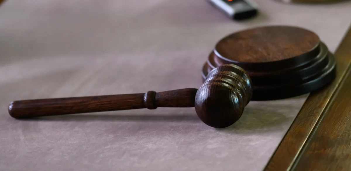 Po wprowadzeniu obostrzeń związanych z epidemią również sądy musiały się do nich dostosować. Firmy i osoby, które są obecnie w trakcie sporów muszą przyzwyczaić się do wielomiesięcznych opóźnień. Co za tym idzie przesuwa się czas na odzyskanie majątku. Wyjściem z tej sytuacji jest mediacja lub arbitraż - twierdzi adwokat Edmund Falandysz.