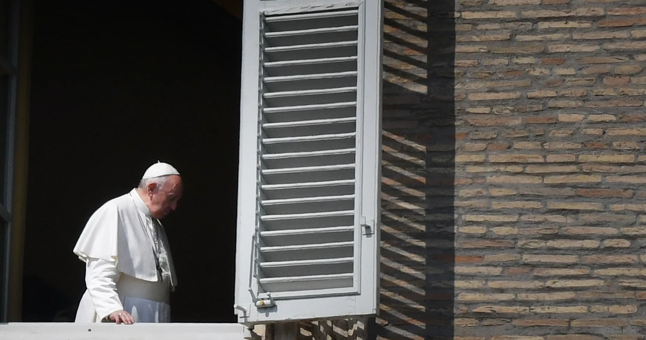 Papież Franciszek w oknie Pałacu Apostolskiego na placu św. Piotra (zdjęcie ilustracyjne)