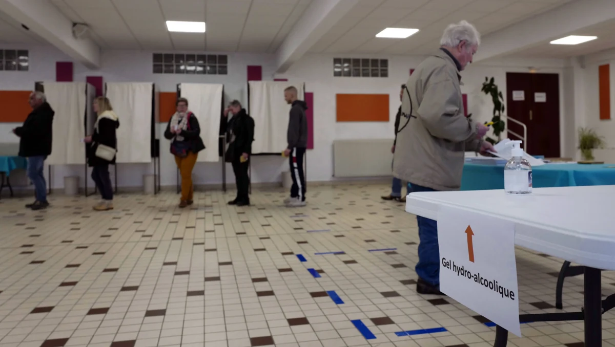 Francuskie media informują, że coraz więcej członków komisji wyborczych zgłasza się do szpitali z symptomami Covid-19. W rozmowie z agencją AFP deputowany Eric Coquerel stwierdził nawet, że w rejonie podparyskim doszło do „masakry wśród wolontariuszy”.