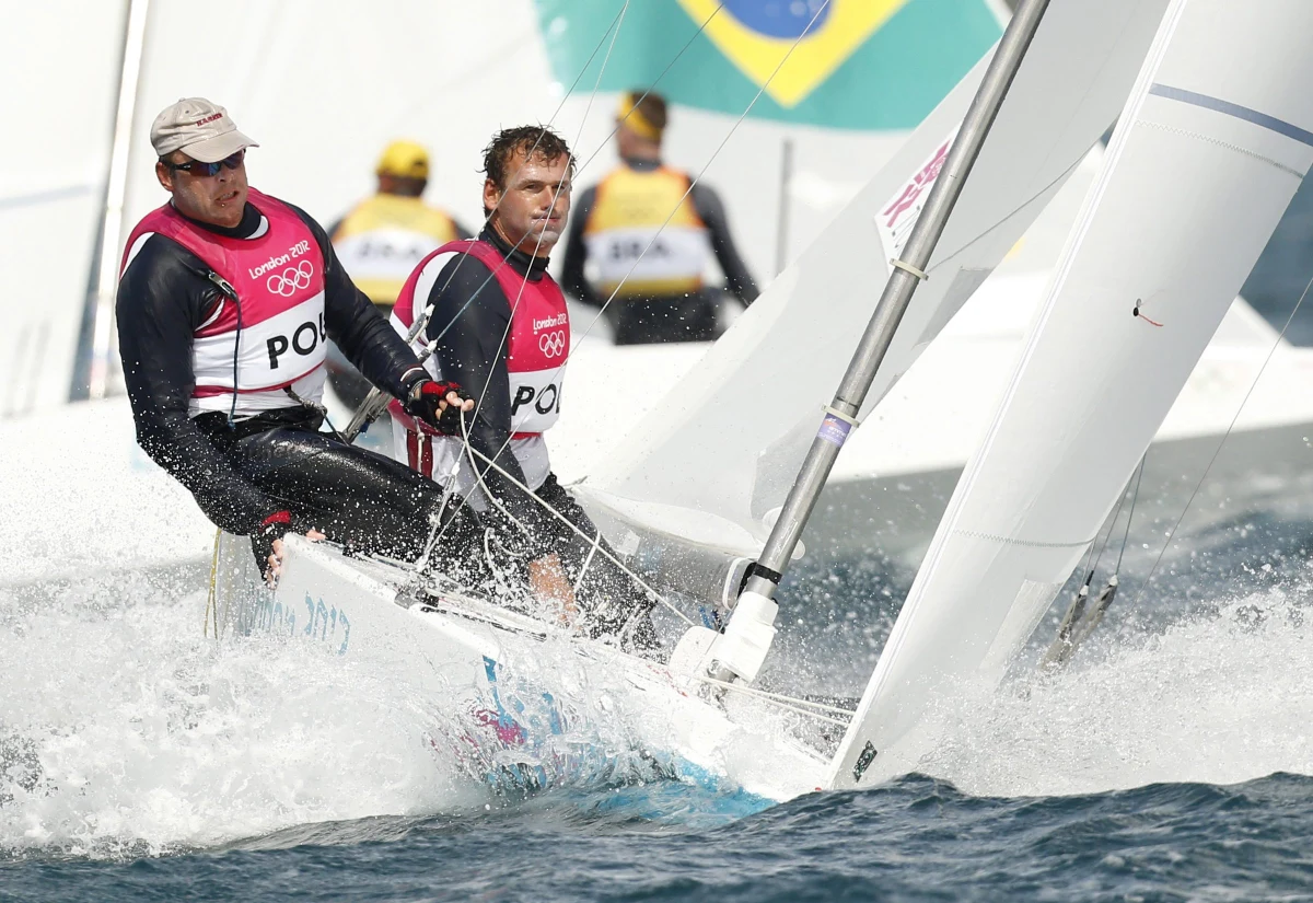 Pandemia koronawirusa torpeduje kalendarz sportowców z całego świata. Międzynarodowy Komitet Olimpijski zdecydował o przełożeniu igrzysk olimpijskich na przyszły rok. Świat sportu odetchnął z ulgą, bo sportowcy nie będą narażeni na niebezpieczeństwo. Jednak przełożenie igrzysk to ogromny kłopot, zwłaszcza dla tych dyscyplin, które do rywalizacji wymagają posiadania specjalistycznego sprzętu. O problemach, z którymi muszą radzić sobie teraz polscy żeglarze, dziennikarz RMF FM Paweł Pawłowski rozmawiał z dyrektorem sportowym Polskiego Związku Żeglarskiego –  Dominikiem Życkim. 