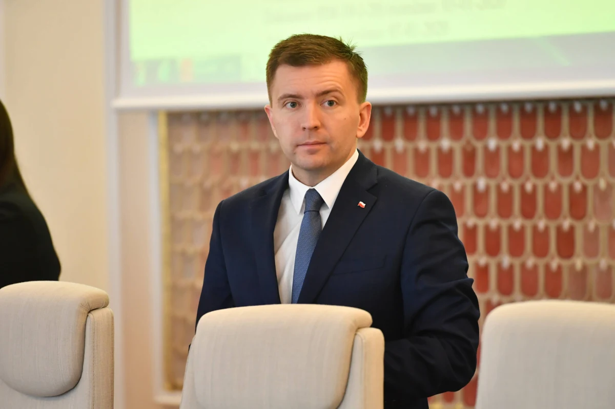 "Tarcza antykryzysowa" gotowa - ostatnia ustawa z pakietu sfinalizowana - napisał w nocy na Twitterze szef Komitetu Stałego Rady Ministrów Łukasz Schreiber. Trwa obiegowe przyjmowanie dokumentów przez Radę Ministrów - zaznaczył w rozmowie z PAP.