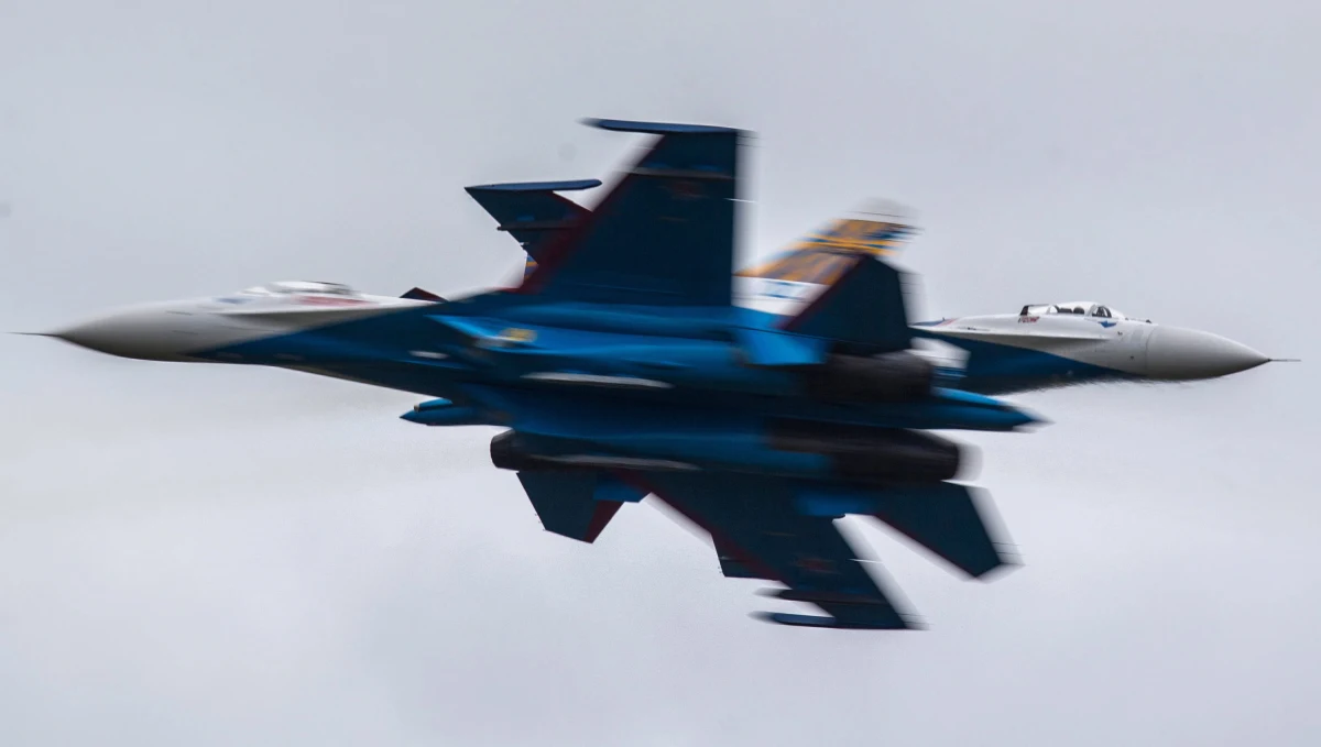 Rosyjski myśliwiec wojskowy Su-27 zniknął z radarów nad Morzem Czarnym podczas planowego lotu: według wstępnych danych wpadł do morza. Jak podaje ministerstwo obrony w Moskwie, trwają poszukiwania pilota.