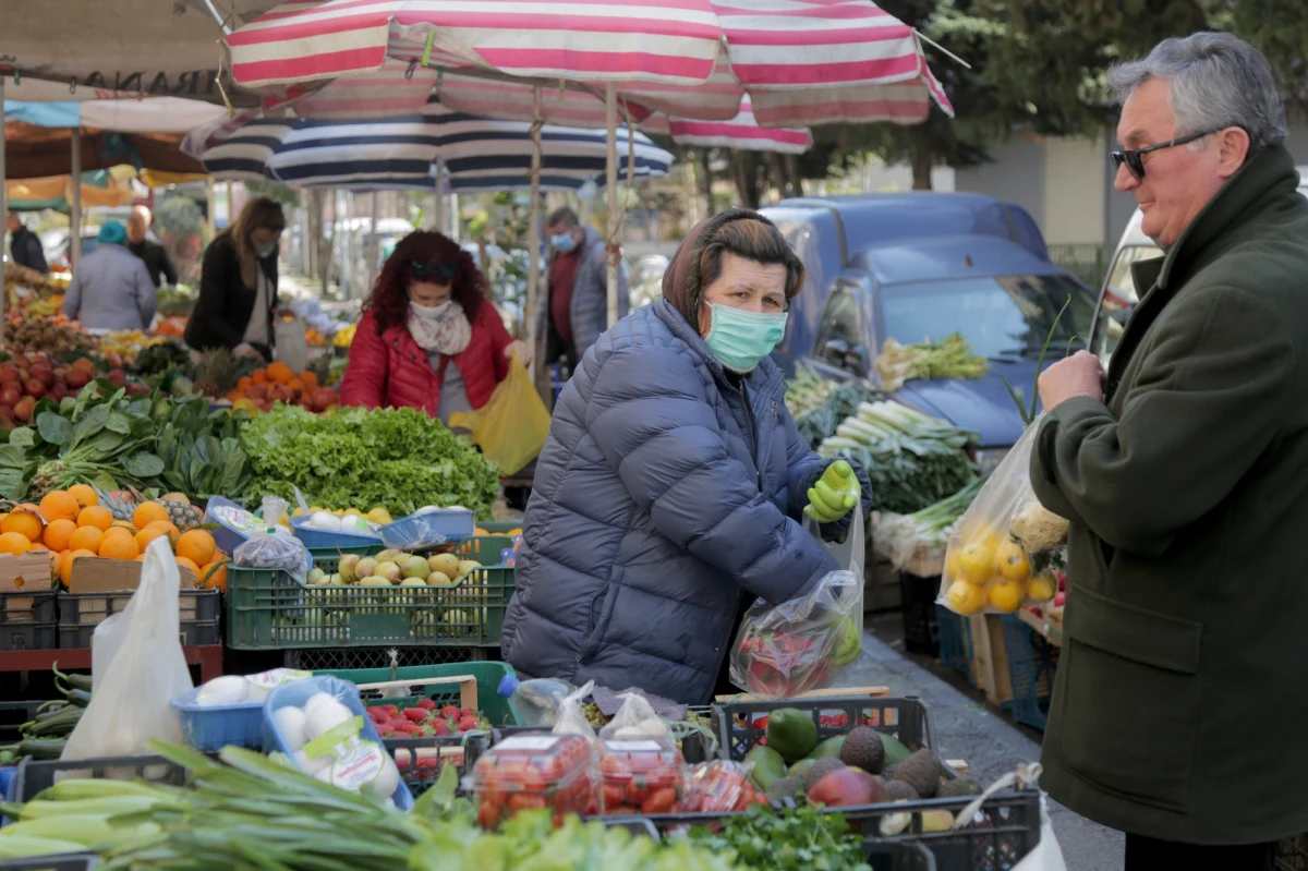 Z Chin wystartowały dwa samoloty z zakupionymi przez Polskę materiałami ochronnymi dla służby zdrowia - poinformował prezydencki minister Krzysztof Szczerski. Po południu obie maszyny powinny wylądować w Warszawie. Minister Szczerski dodaje, że w najbliższych dniach mamy ze stroną chińską uzgodnione jeszcze dwa takie transporty - na początek - napisał na portalu społecznościowym.