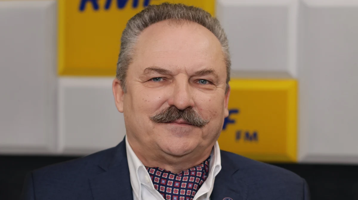 "Jeżeli 100 tysięcy obywateli postanowiło przedstawić moją kandydaturę na urząd prezydenta Rzeczypospolitej, to jaką ja, człowiek pokorny, mam tutaj inną możliwość niż stanięcie w szranki?" - tak o swoim niespodziewanym starcie w wyborach prezydenckich mówił w Porannej rozmowie w RMF FM Marek Jakubiak. Pytany o liczbę podpisów poparcia dla jego kandydatury, odparł: "Myślę, że około 130-140 tysięcy będzie". Wyjaśnił również, że podpisy te "są zbierane od mniej więcej stycznia - lutego". Na uwagę Roberta Mazurka, że dopiero 5 lutego marszałek Sejmu Elżbieta Witek ogłosiła datę wyborów prezydenckich, a tym samym początek kampanii wyborczej - więc zwolennicy Jakubiaka nie mogli zbierać podpisów poparcia w styczniu, polityk odparł: "Mogli. (…) Żeby zarejestrować komitet, trzeba mieć po prostu tysiąc podpisów, które stanowią część podpisów wynikających z obowiązku 100 tysięcy poparcia. To są te same druki, to jest wszystko to samo".