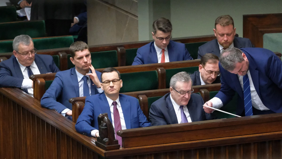 Rząd Mateusza Morawieckiego przyjął i skierował do Sejmu projekty ustaw składające się na tzw. "tarczę antykryzysową", która ma zapewnić wsparcie pracodawcom i pracownikom w dobie epidemii koronawirusa. Sejm ma zająć się pakietem na piątkowym posiedzeniu.