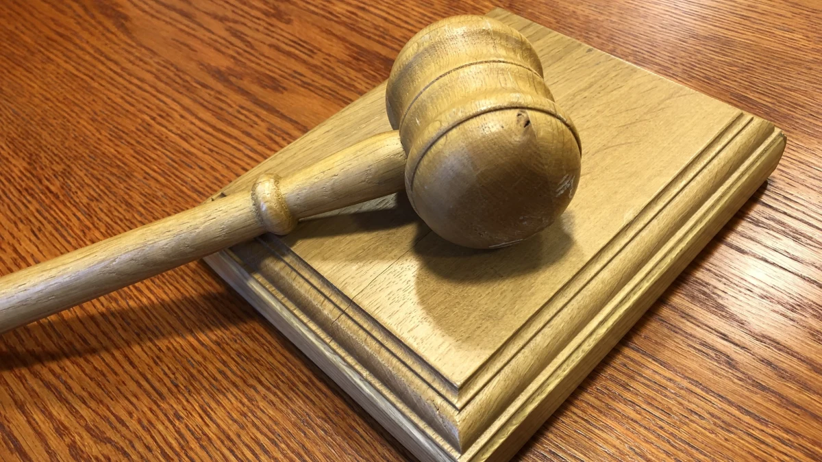 Pytania prejudycjalne ws. systemu dyscyplinarnego sędziów w Polsce, skierowane do Trybunału Sprawiedliwości Unii Europejskiej przez sądy okręgowe w Łodzi i Warszawie, należy uznać za niedopuszczalne - takie orzeczenie wydał sam Trybunał w Luksemburgu. To jednak nie kończy toczącego się przed TSUE sporu ws. polskiego systemu dyscyplinarnego sędziów. Co więcej, Trybunał podkreślił, że wobec sędziego, który wystąpił do TSUE z uznanym za niedopuszczalne pytaniem, nie można wszcząć postępowania dyscyplinarnego.