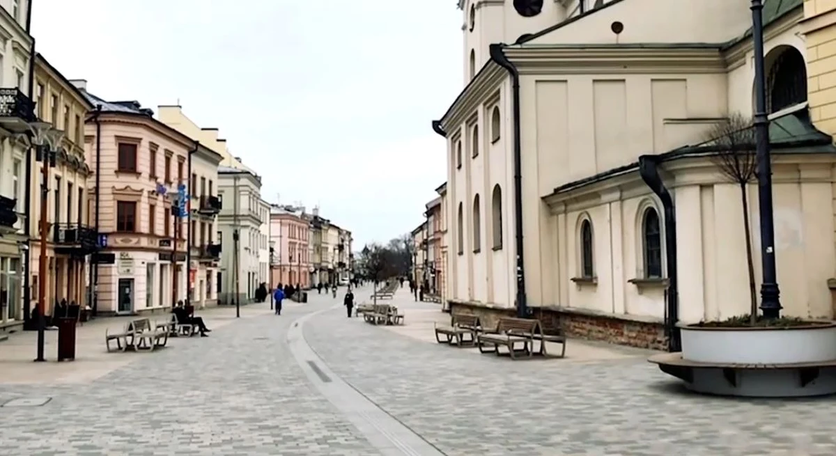 Kiedyś byłoby to nie do pomyślenia. Tętniące zazwyczaj życiem, popularne i zatłoczone miejsca w największych polskich miastach dziś świecą pustkami. Wszystko z powodu walki z koronawirusem o obostrzeń z tym związanych. 