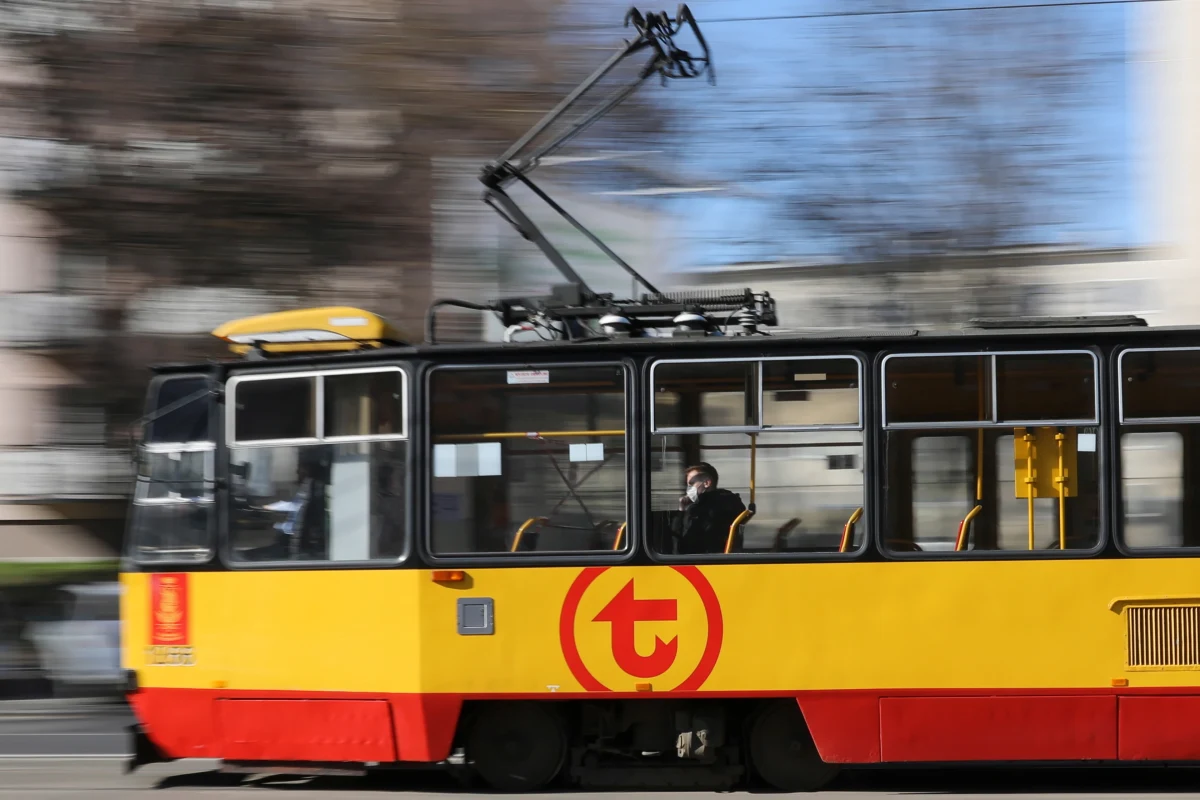Zatrzymanie przeładowanego autobusu albo tramwaju i prośba o opuszczenie pojazdu - to metoda warszawskiej komunikacji na realizowanie rządowego nakazu, że środki transportu publicznego mogą przewozić o połowę mniej pasażerów niż jest dla nich miejsc siedzących. 