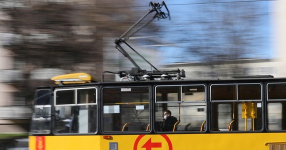 Zatrzymanie przeładowanego autobusu albo tramwaju i prośba o opuszczenie pojazdu - to metoda warszawskiej komunikacji na realizowanie rządowego nakazu, że środki transportu publicznego mogą przewozić o połowę mniej pasażerów niż jest dla nich miejsc siedzących. 