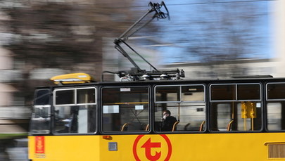 Walka z koronawirusem w autobusach i tramwajach. W Warszawie motorniczowie zatrzymali składy 30 razy