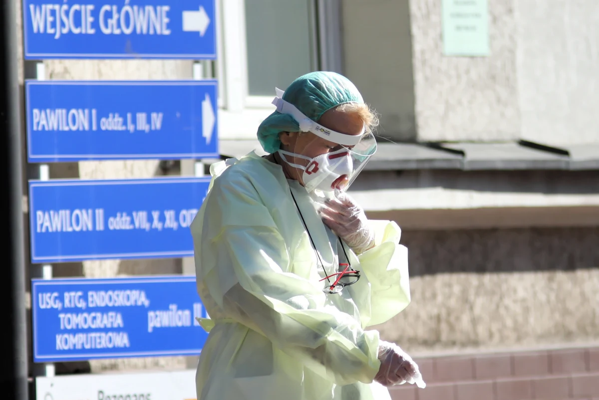 Ministerstwo Zdrowia skorygowało informacje o osobach zmarłych z powodu koronawirusa. Obecnie, dane mówią o 14 zgonach, wcześniej mówiono o 15 ofiarach śmiertelnych.