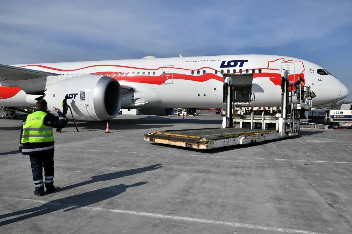 Do 5 kwietnia chcemy zakończyć rządowy program "Lot do Domu"; w czasie trwania programu zostanie zrealizowanych łącznie blisko 400 rejsów, a ponad 45 tys. Polaków trafi do kraju - oświadczył w rozmowie z PAP szef KPRM Michał Dworczyk.