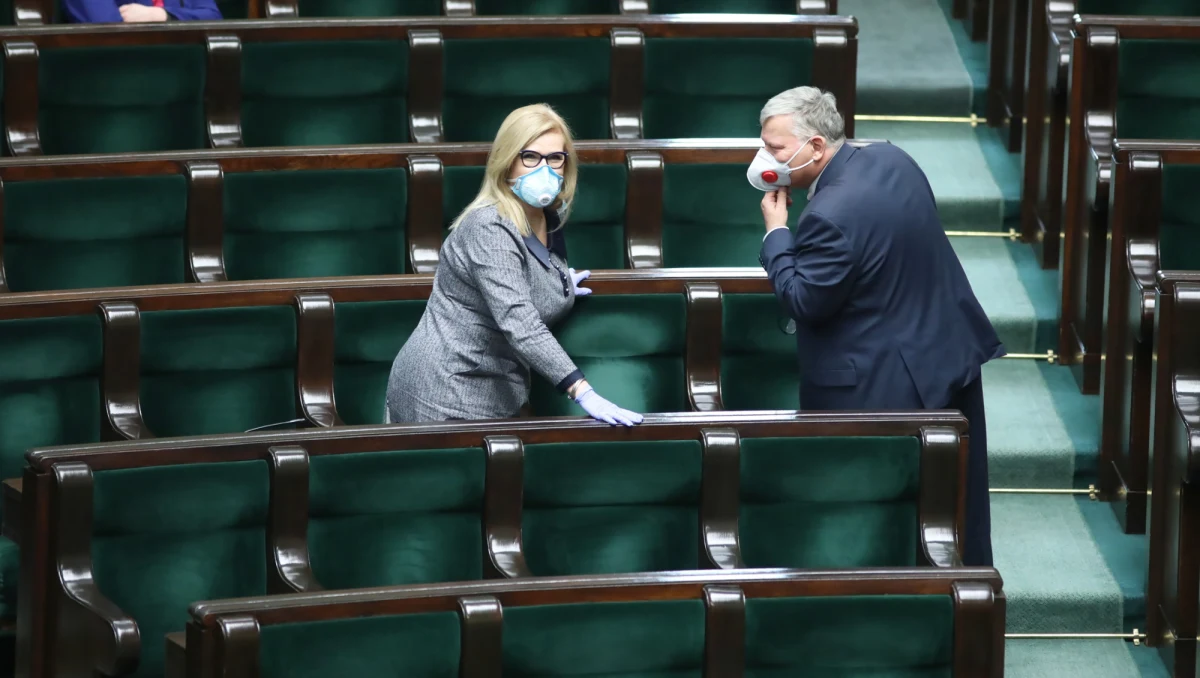 W czwartek odbyło się posiedzenie Sejmu, na którym posłowie mieli przegłosować zmiany w regulaminie Izby, które pozwolą na prowadzenie obrad zdalnie. Większość posłów w budynku parlamentu pojawiła się w maseczkach i rękawiczkach, ale nie wszyscy potrafili zachować powagę.