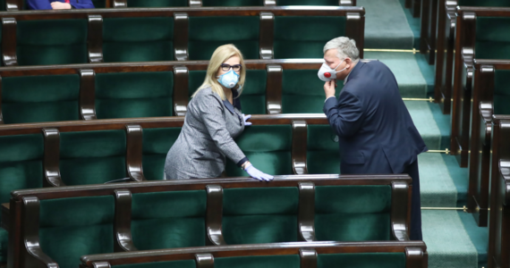 W czwartek odbyło się posiedzenie Sejmu, na którym posłowie mieli przegłosować zmiany w regulaminie Izby, które pozwolą na prowadzenie obrad zdalnie. Większość posłów w budynku parlamentu pojawiła się w maseczkach i rękawiczkach, ale nie wszyscy potrafili zachować powagę.