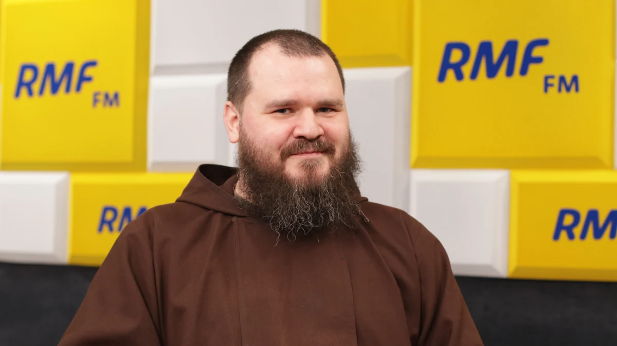 Gość Popołudniowej rozmowy w RMF FM br. Szymon Janowski został zapytany o to, jak wyobraża sobie święta Wielkiejnocy bez obecności wiernych w kościołach: „To jest strasznie przygnębiająca wizja. Kiedy przyszła informacja o tym, że mają wejść ograniczenia co do spotkań – w  tym w kościołach. Perspektywa takiego przeżywania świąt, które z natury są wspólnotowe, kiedy celebrujemy największą tajemnicę naszej wiary chrześcijańskiej jest dla mnie straszna. My mamy wspólnoty zakonne, jestem w lepszej sytuacji niż proboszcz, który jest sam w parafii. To jest chyba jeszcze trudniejsze do wyobrażenia. W zakonach, w klasztorach jesteśmy razem. Przeżyjemy te święta razem – we wspólnocie. To będzie dla nas lżejsze doświadczenie, ale ciężko mi sobie to wyobrazić bez udziału wiernych".