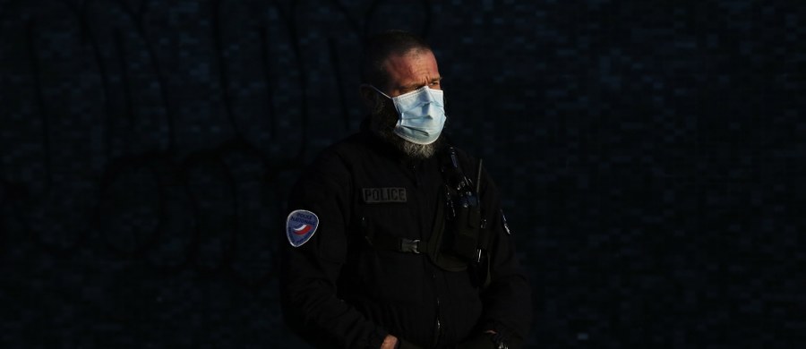 365 osób zmarło we Francji w ciągu ostatniej doby z powodu zakażenia koronawirusem. W sumie w tym kraju na Covid-19 zmarło 1696 osób.