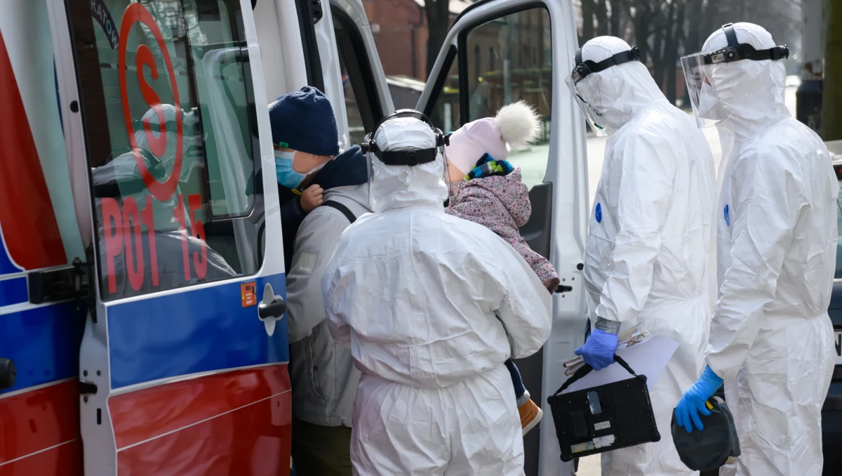 Ministerstwo Zdrowia poinformowało w czwartek wieczorem, że w Warszawie zmarły dwie osoby zarażone koronawirusem. Ich stan był ciężki. To 15. i 16. ofiara pandemii.