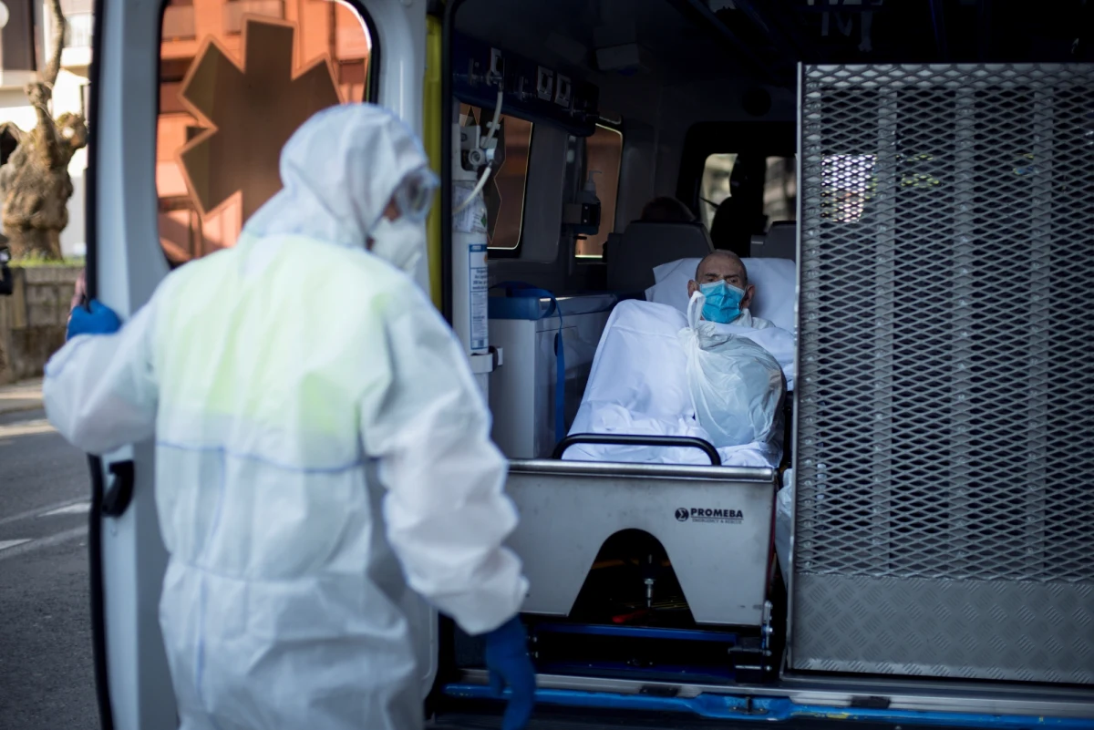 Karetki przewożące 28 starszych osób chorych na Covid-19 do nowego domu spokojnej starości w hiszpańskiej Andaluzji zostały obrzucone kamieniami - poinformowała agencja EFE. W stronę policji, która interweniowała, rzucano materiałami wybuchowymi. Zatrzymano dwie osoby.
