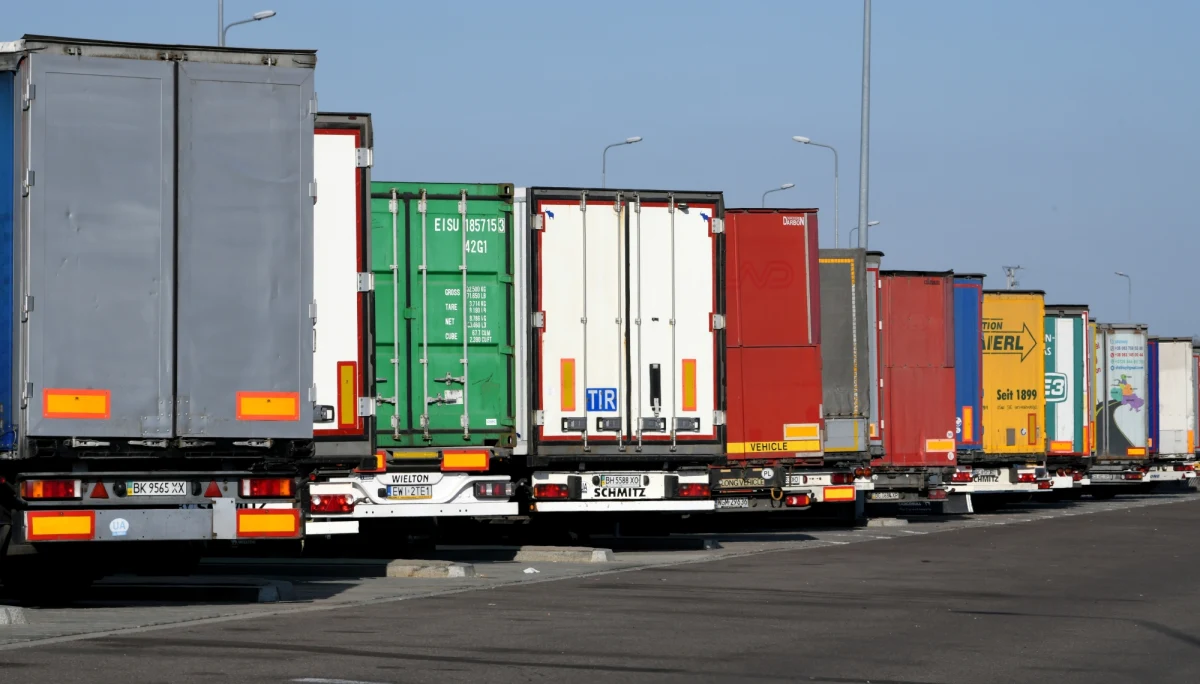 ​Przewoźnicy pogrążają się w długach, branża zaczyna tracić płynność finansową. Wirus przykręca wpływy transportu publicznego nawet o 80 proc. - pisze piątkowa "Rzeczpospolita".