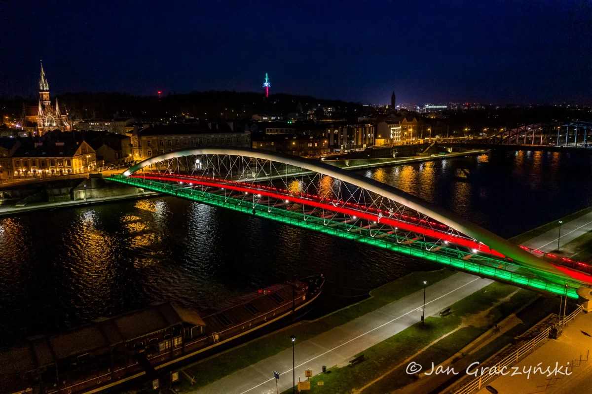 Piękny gest Krakowa okazujący solidarność z Włochami, gdzie trwa dramatyczna walka z koronawirusem. W barwach „il Tricolore” – flagi Republiki Włoskiej - zostały podświetlone w czwartek wieczorem TAURON Arena Kraków, Centrum Kongresowe ICE oraz kładka o. Bernatka.