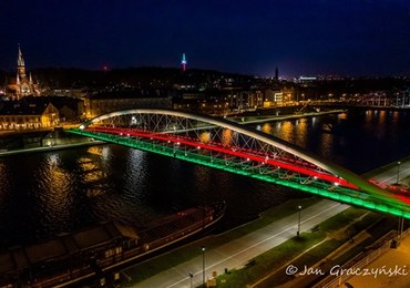 Kraków solidarny z Włochami. Kładka o. Bernatka, ICE i TAURON Arena w barwach „il Tricolore”