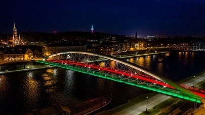 Kraków solidarny z Włochami. Kładka o. Bernatka, ICE i TAURON Arena w barwach „il Tricolore”