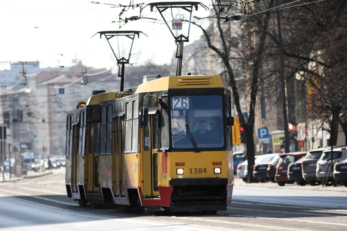 Od środy 26 marca, zgodnie z decyzją rządu, w pojazdach komunikacji miejskiej powinno się znajdować tylko tylu pasażerów, ile wynosi połowa liczby miejsc siedzących. Dlatego w autobusach i tramwajach miejskich kierowcy kontrolują ilość podróżujących osób. Problem z dużą liczbą pasażerów jest tylko w godzinach szczytu i na liniach, z których korzystają pracownicy dojeżdżający do strefy przemysłowej, bo liczba osób korzystających z usług miejskiego przewoźnika drastycznie zmalała. Jak kontrola wygląda w praktyce? Oto przykład z Łodzi.
