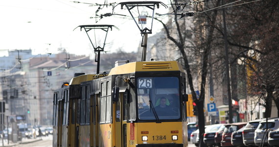 Od środy 26 marca, zgodnie z decyzją rządu, w pojazdach komunikacji miejskiej powinno się znajdować tylko tylu pasażerów, ile wynosi połowa liczby miejsc siedzących. Dlatego w autobusach i tramwajach miejskich kierowcy kontrolują ilość podróżujących osób. Problem z dużą liczbą pasażerów jest tylko w godzinach szczytu i na liniach, z których korzystają pracownicy dojeżdżający do strefy przemysłowej, bo liczba osób korzystających z usług miejskiego przewoźnika drastycznie zmalała. Jak kontrola wygląda w praktyce? Oto przykład z Łodzi.