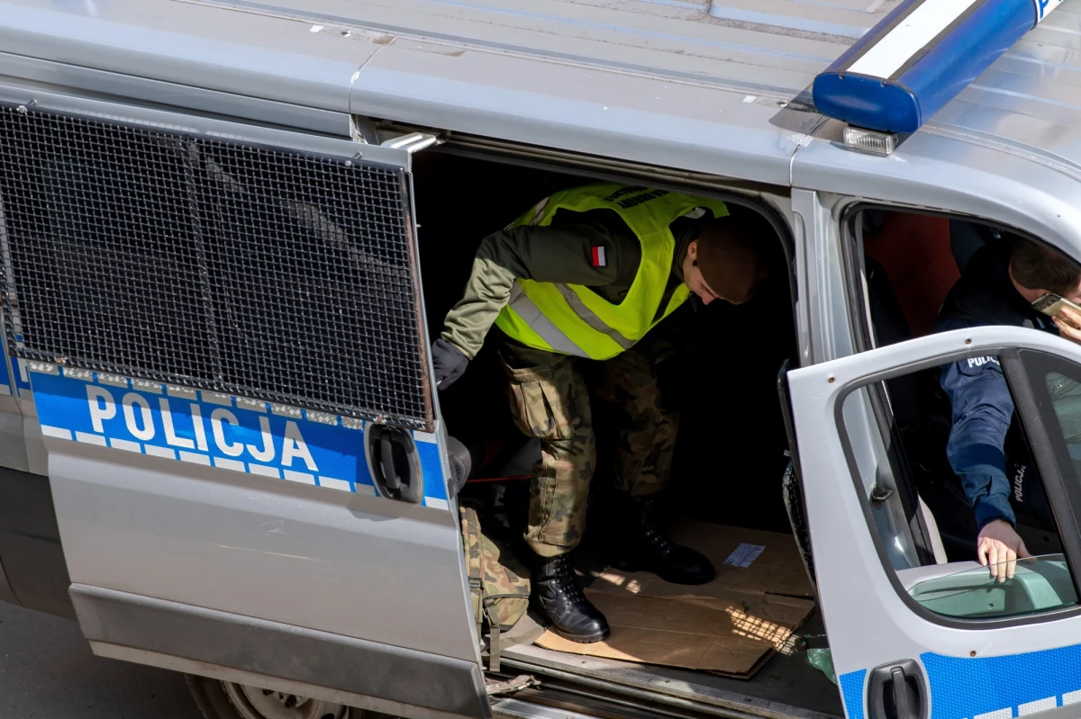 Tylko w ciągu ostatniej doby policjanci skontrolowali 126 tys. osób poddanych przymusowej kwarantannie. "W 494 przypadkach stwierdzono uchybienia kwalifikujące się do ukarania" - informuje rzecznik KGP insp. Mariusz Ciarka. Funkcjonariusze dostali też około 100 próśb o pomoc w sprawie zakupu żywności, ale również wyniesienia śmieci z domu, czy wysłania przesyłek.