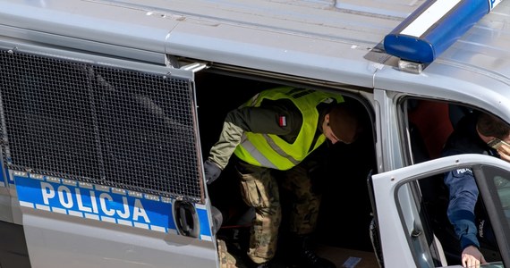 Tylko w ciągu ostatniej doby policjanci skontrolowali 126 tys. osób poddanych przymusowej kwarantannie. "W 494 przypadkach stwierdzono uchybienia kwalifikujące się do ukarania" - informuje rzecznik KGP insp. Mariusz Ciarka. Funkcjonariusze dostali też około 100 próśb o pomoc w sprawie zakupu żywności, ale również wyniesienia śmieci z domu, czy wysłania przesyłek.