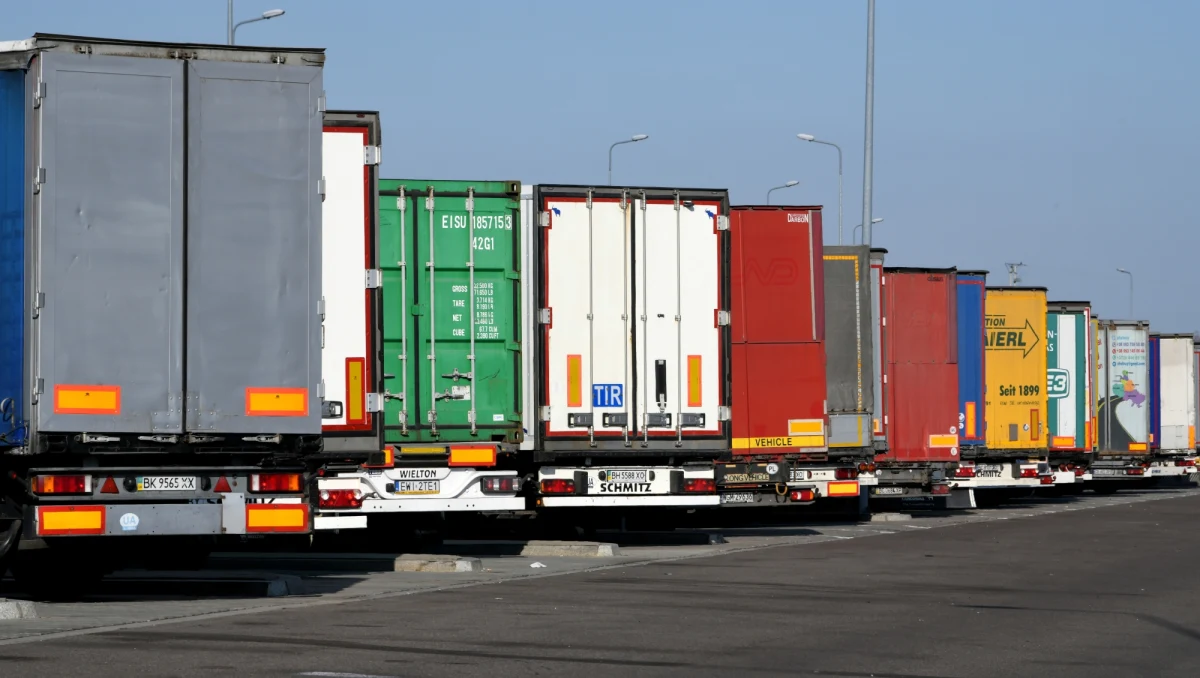 Trzeba zapewnić regularne zaopatrzenie służb medycznych, chronić osoby tracące pracę i pomóc firmom zagrożonym upadkiem. Te trzy priorytety czasu walki z pandemią koronawirusa wskazuje grono ekonomistów zebrane przez prof. Jerzego Hausnera. Ten były wicepremier, minister pracy i gospodarki, a potem członek Rady Polityki Pieniężnej zaprosił do współpracy tak znanych ekonomistów jak Mirosław Gronicki, Jan Czekaj, Dariusz Filar, Janusz Jankowiak, Leszek Pawłowicz, Agnieszka Chłoń-Domińczak czy Małgorzata Starczewska-Krzysztoszek.