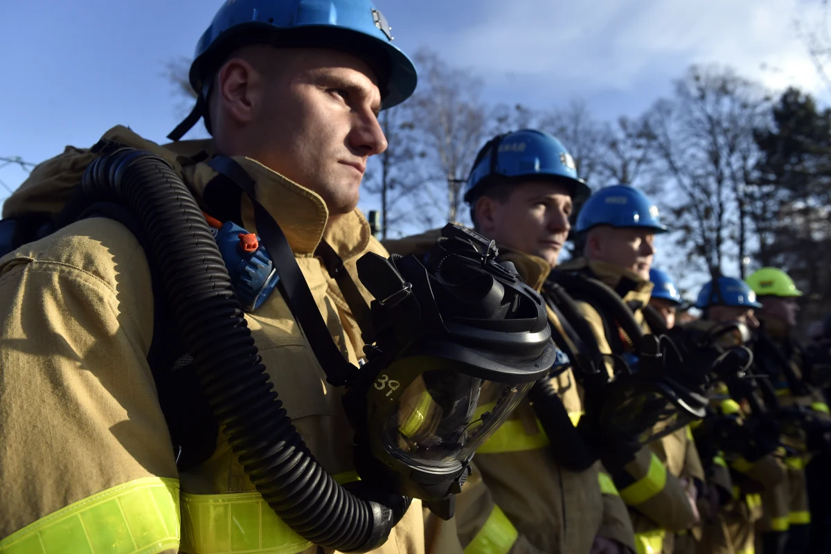 Przymusowa kwarantanna dla osób pracujących za granicą to problem, który dotyczy głównie mieszkańców z rejonów przygranicznych. Do tej pory na podstawie zaświadczenia o pracę, osoby takie, jeśli były zdrowe, mogły codziennie przekraczać granicę. Od dziś, w związku z epidemią, przepisy zostały zaostrzone i osoby takie obowiązuje 14-dniowa kwarantanna. W Śląskiem dotyczy to przede wszystkim tych, którzy pracują w Czechach. O rezygnację z przepisów do premiera zaapelowali starosta i burmistrz Cieszyna. Ich zdaniem, skutki mogą potęgować tragiczne konsekwencje gospodarcze dla mieszkańców.
